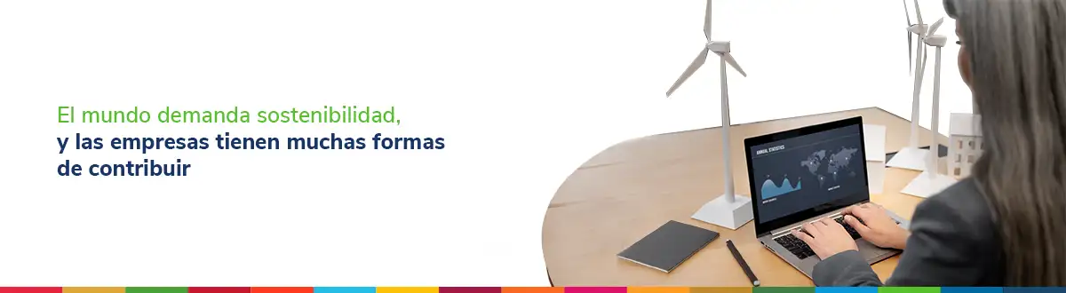 Mujer escribiendo en una computadora